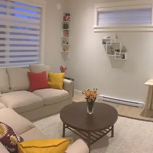 Mollys Cottage-the On Vancouver Island Near Yyj Airport And The Wa And Bc Ferries Apartment